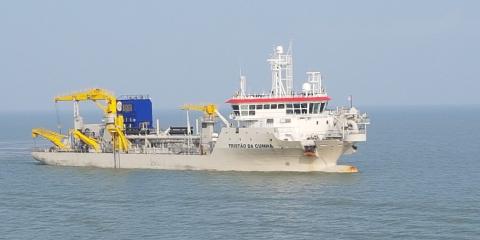 Caption: Le Tristão da Cunha, l'une des récentes dragues suceuses porteuses de Jan De Nul, d'une capacité de 3 500 m², est également équipé de la technologie ULEv (Ultra Low Emission vessel). ---